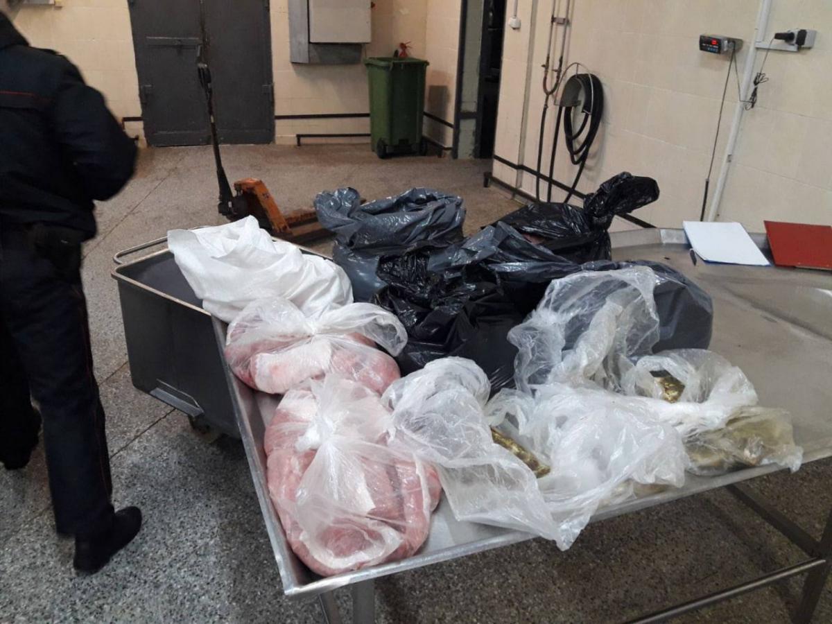 Трое могилевчан пытались похитить 180 кг мяса с предприятия