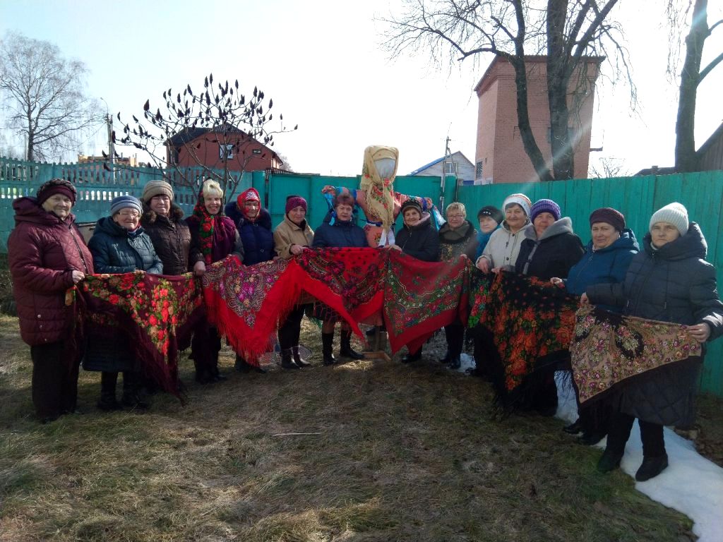 Посетители Чериковского РЦСОН празднуют Масленицу. Фото
