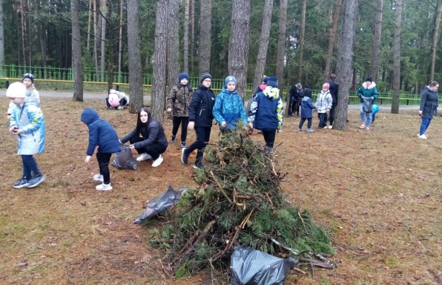 Участие в субботнике приняли дети Осиновского УПК, отдыхающие в санатории "Сосны". Фото