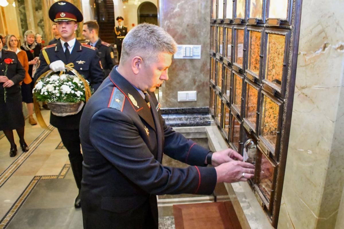 Капсулу с землей с мест захоронений погибших сотрудников милиции Могилевщины заложили в крипте Храма Всех Святых