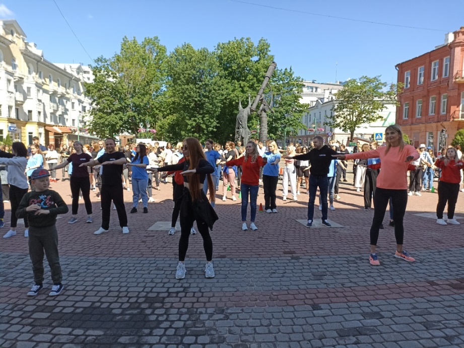 Более 100 человек сделали зарядку на площади Звезд в Могилеве