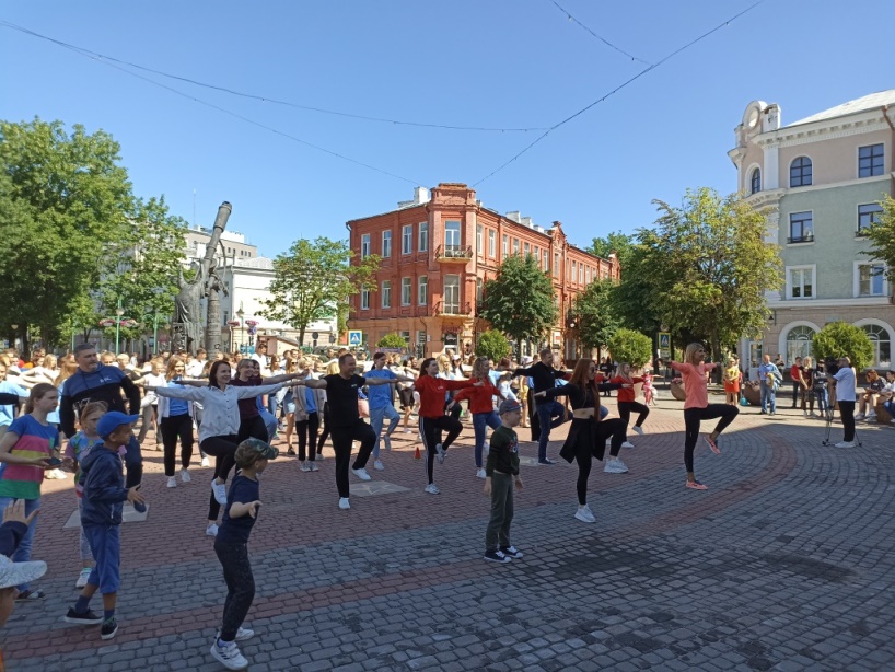 Народная зарядка в рамках Недели молодежи и студенчества прошла в Могилеве. Фото