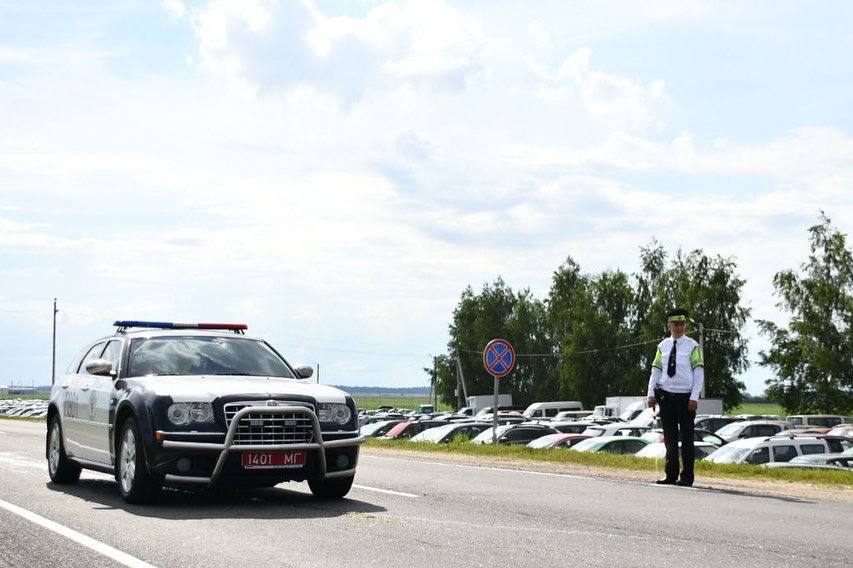 Сотрудники милиции несут службу по охране общественного порядка в Александрии