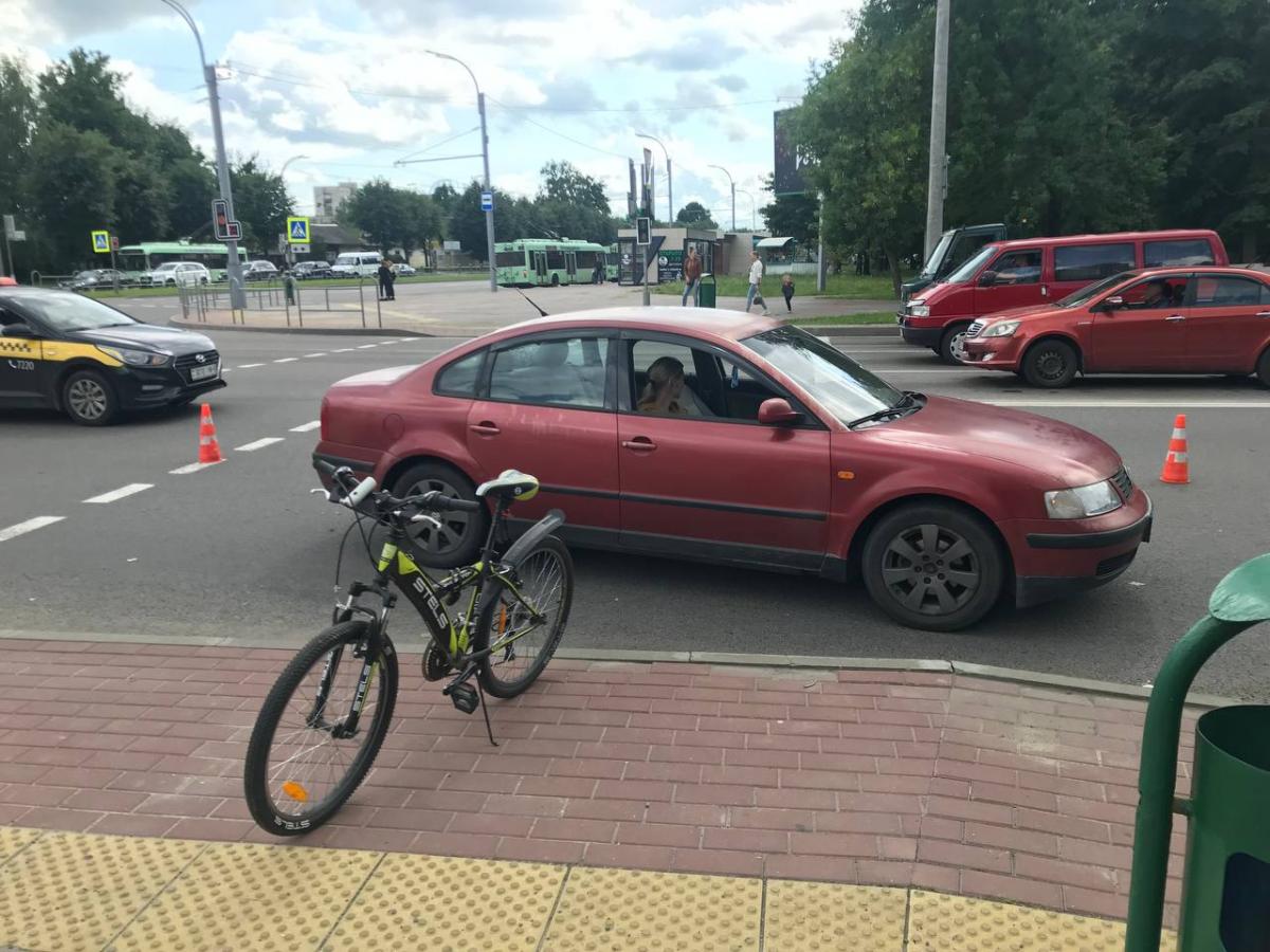 В Могилеве на пешеходном переходе 13-летний велосипедист попал под машину