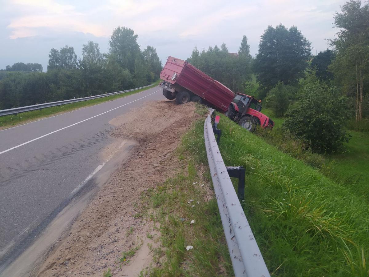 Механизатор в Белыничском районе, управляя трактором в составе автопоезда, столкнулся с отбойным ограждением и съехал в кювет