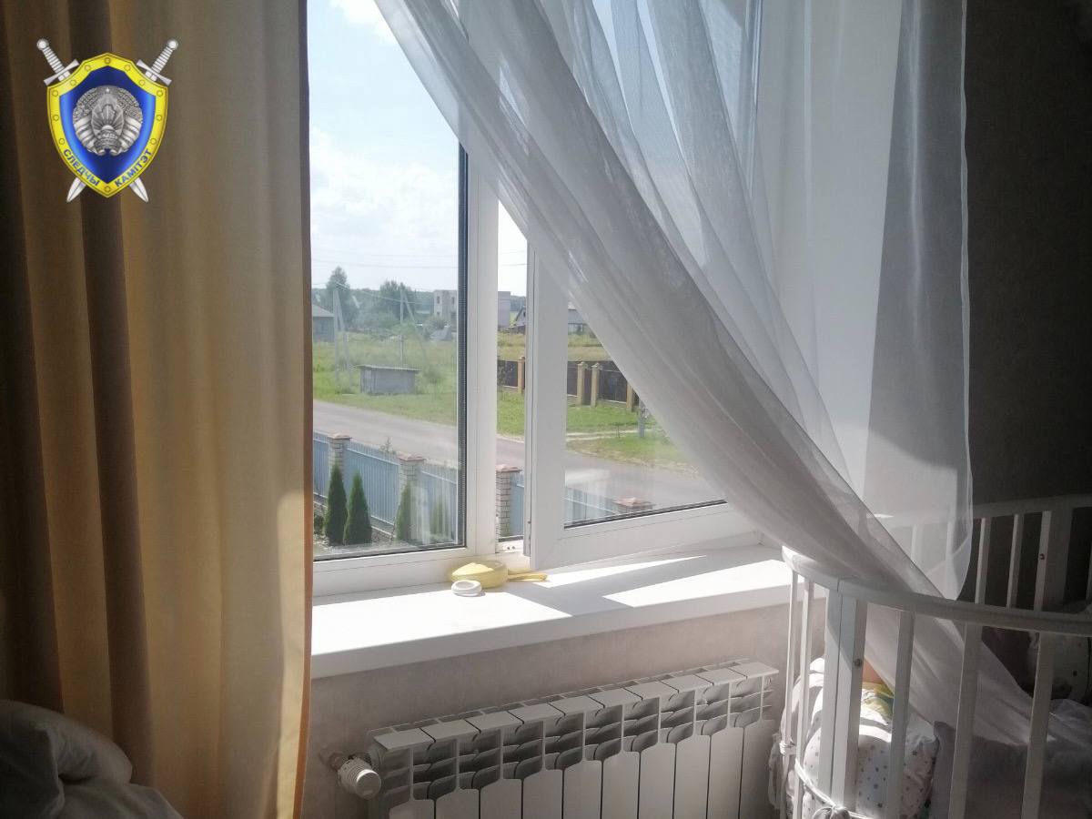 Два ребенка выпали из окна в Могилевской области в минувшие выходные