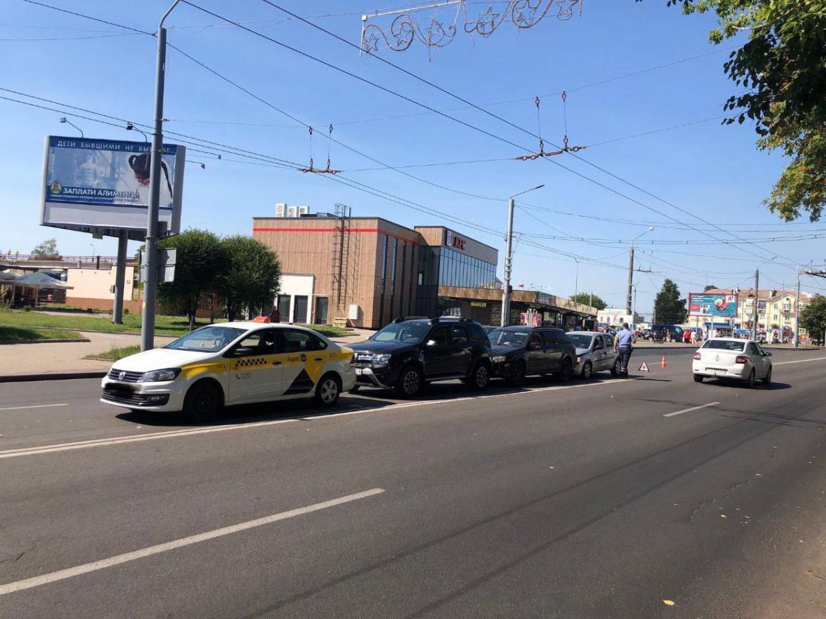 Сразу четыре автомобиля получили механические повреждения в ДТП в Могилеве