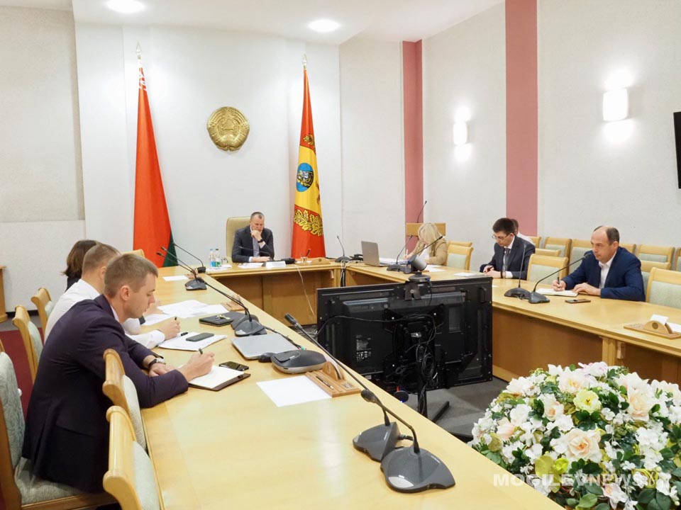 Субботнюю прямую телефонную линию с жителями региона провел председатель Могилевского облисполкома Анатолий Исаченко