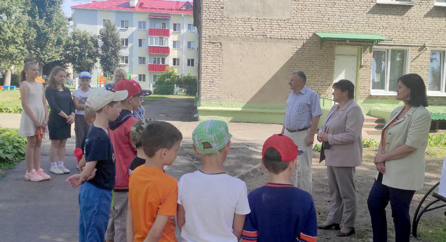 Депутаты посетили социально- педагогический центр и вручили детям подарки к школе