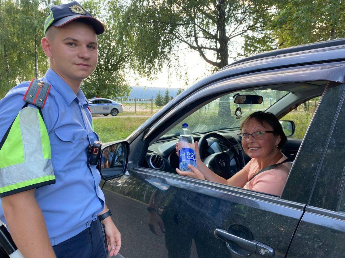 В Горках сотрудники ГАИ раздавали водителям воду