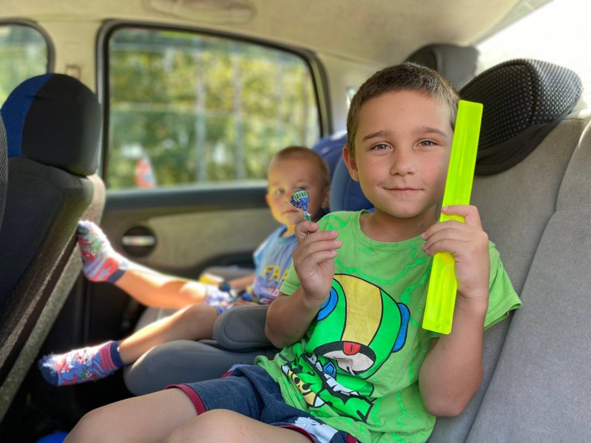 В Горках инспекторы ГАИ вручали детям сладости и световозвращающие элементы