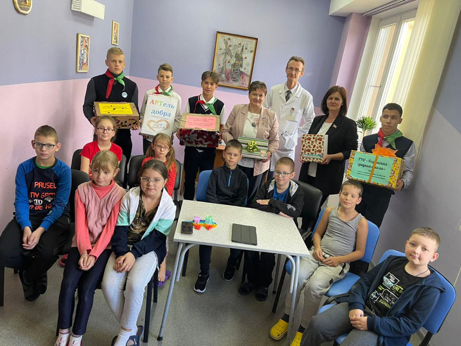 Депутаты Палаты представителей Национального собрания РБ передали подарки в детскую облбольницу