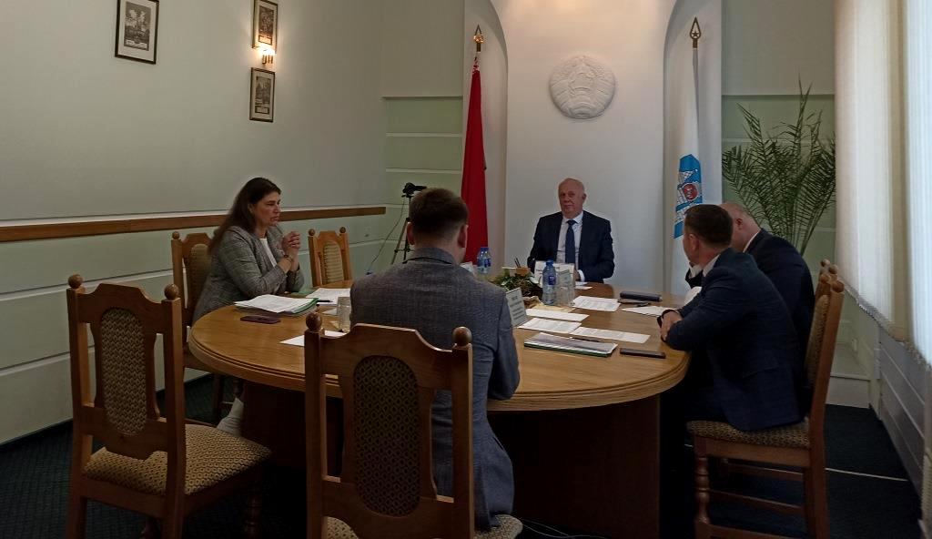 Вопросы строительства учреждений образования, ЖКХ, благоустройства и очистки Святого озера поднимали граждане на личном приеме у заместителя премьер-министра Анатолия Сивака