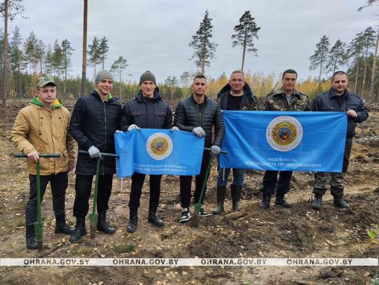 Саженцы сосны и березы высадили сотрудники Глусского отделения Департамента охраны