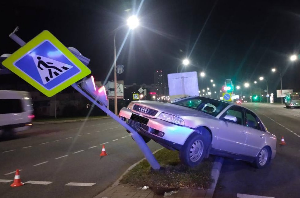 Водитель в Могилеве наехала на стойку светофора
