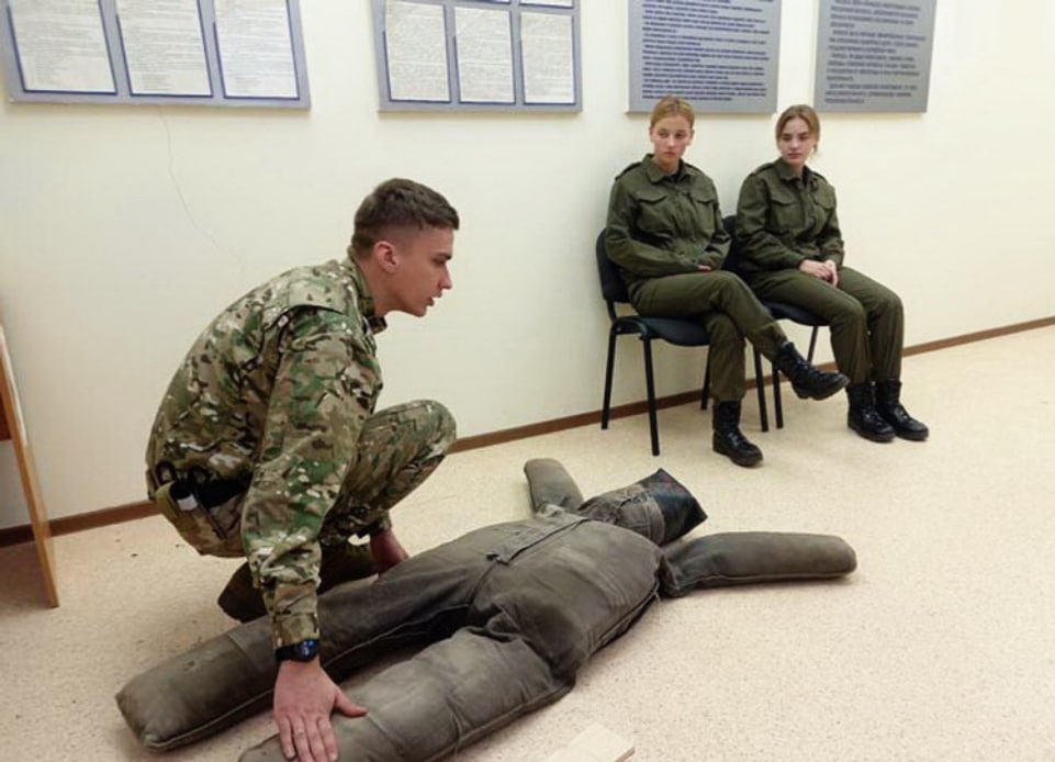 Очередное занятие военно-патриотического клуба «Зубр» прошло в Костюковичах