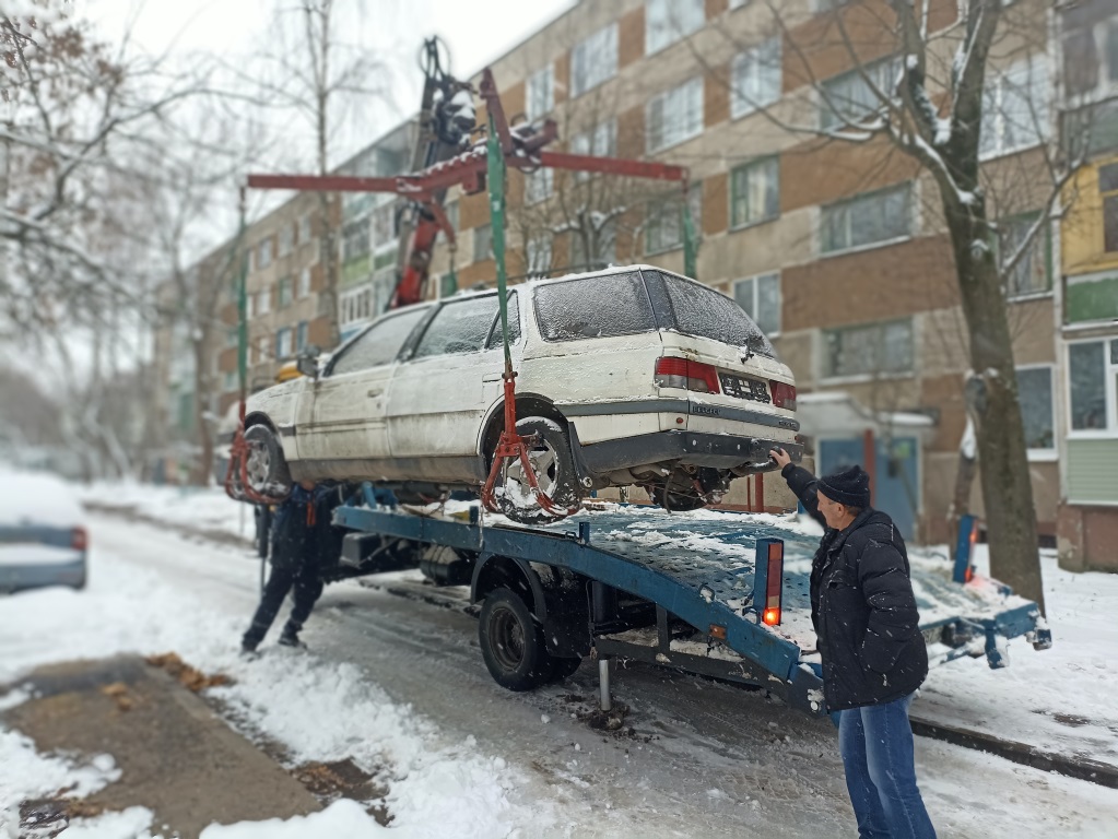 Работа по расчистке дворов от автоподснежников продолжается в Могилеве. Фото