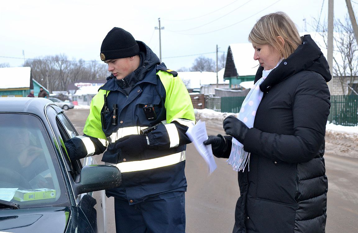 Сотрудники ГАИ Костюковичского РОВД напомнили водителям о людях с ограниченными возможностями