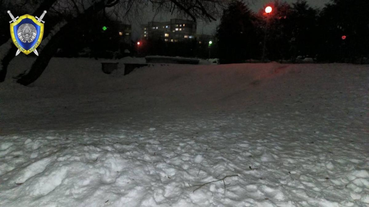 В Бобруйске 17-летний подросток получил травмы, катаясь с ледяного склона