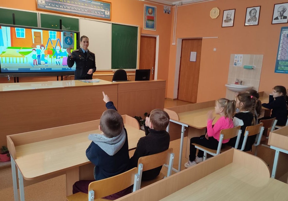 Сотрудники ГАИ в Костюковичах провели с детьми занятие по ПДД