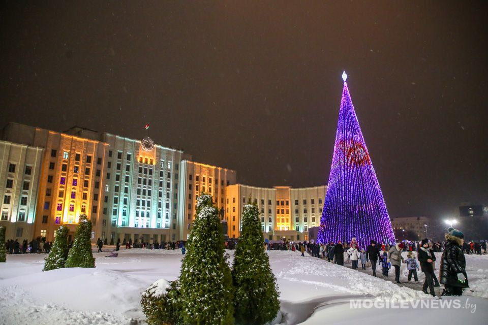 Церемония зажжения огней на Главной елке области собрала около 5000 зрителей