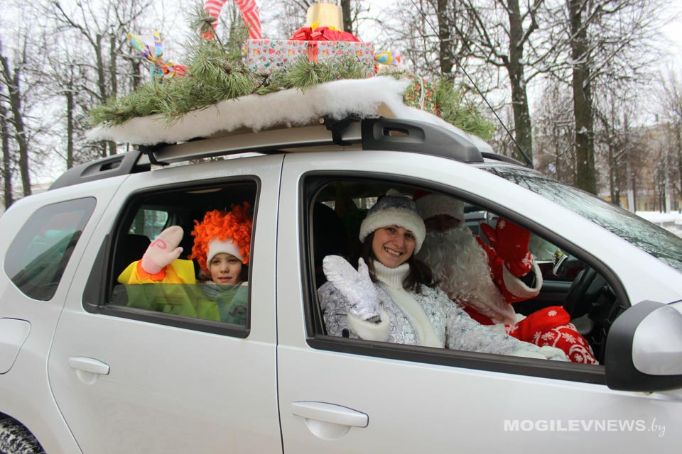 Более 70 машин приняли участие в новогоднем автопараде «За рулем Дед Мороз» в Могилеве. Фото