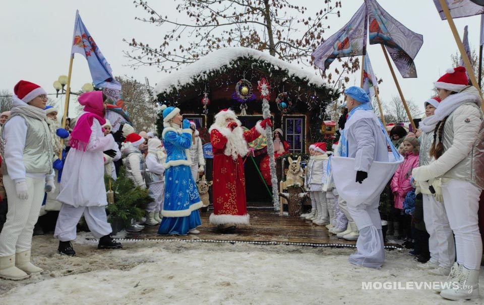 Сказочный дом Деда Мороза открылся в Могилеве. Фото