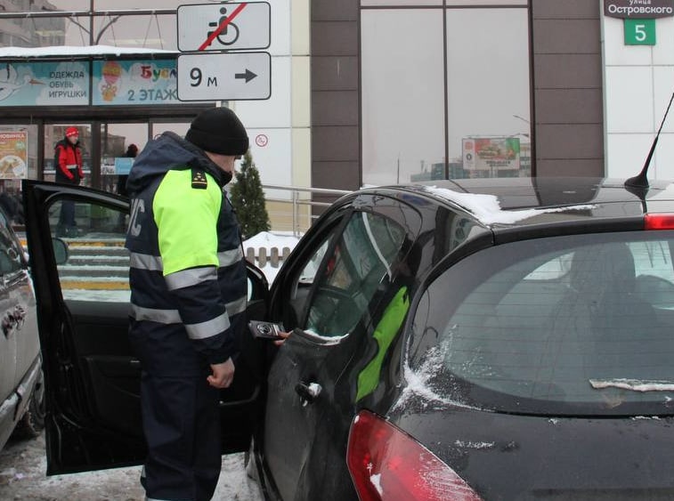 Сотрудники ГАИ провели рейд по стоянкам крупных торговых центров Могилева