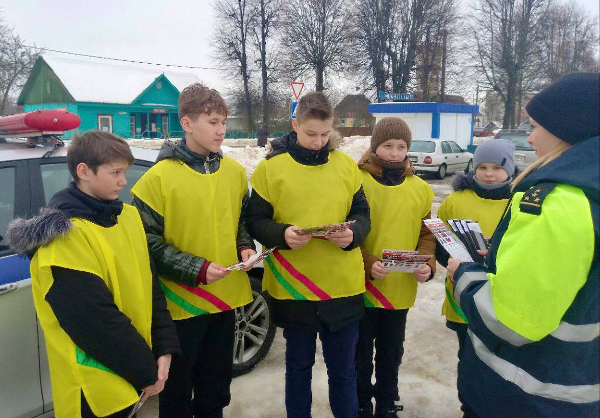 ГАИ и юные инспекторы дорожного движения в Костюковичах напомнили о безопасности маленьких пассажиров