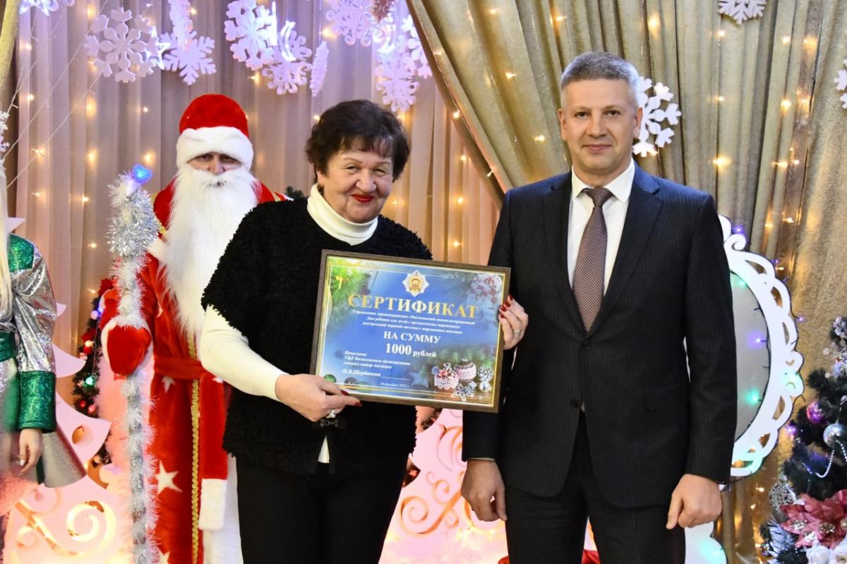 Денежный сертификат на 1000 рублей получил Дом ребенка от начальника УВД облисполкома