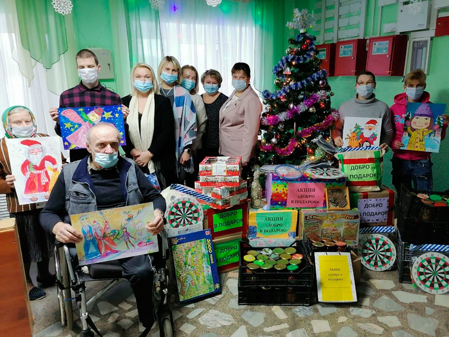 Постояльцев Рестянского дома-интерната для престарелых и инвалидов  поздравили с новогодними праздниками