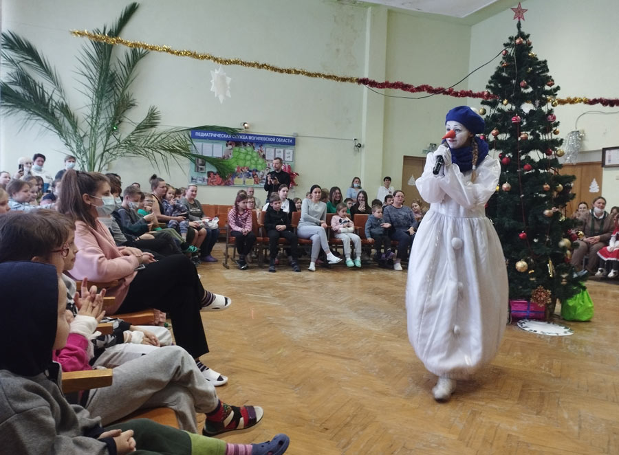 Накануне новогодних  праздников профсоюзы Могилевской области поздравили пациентов МОДБ