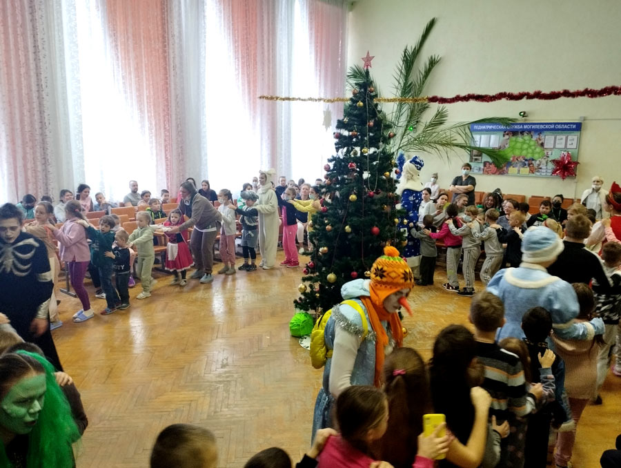 Учащиеся Могилевского колледжа искусств подготовили для пациентов МОДБ сказку  «Новогоднее приключение в Дедморозовке»