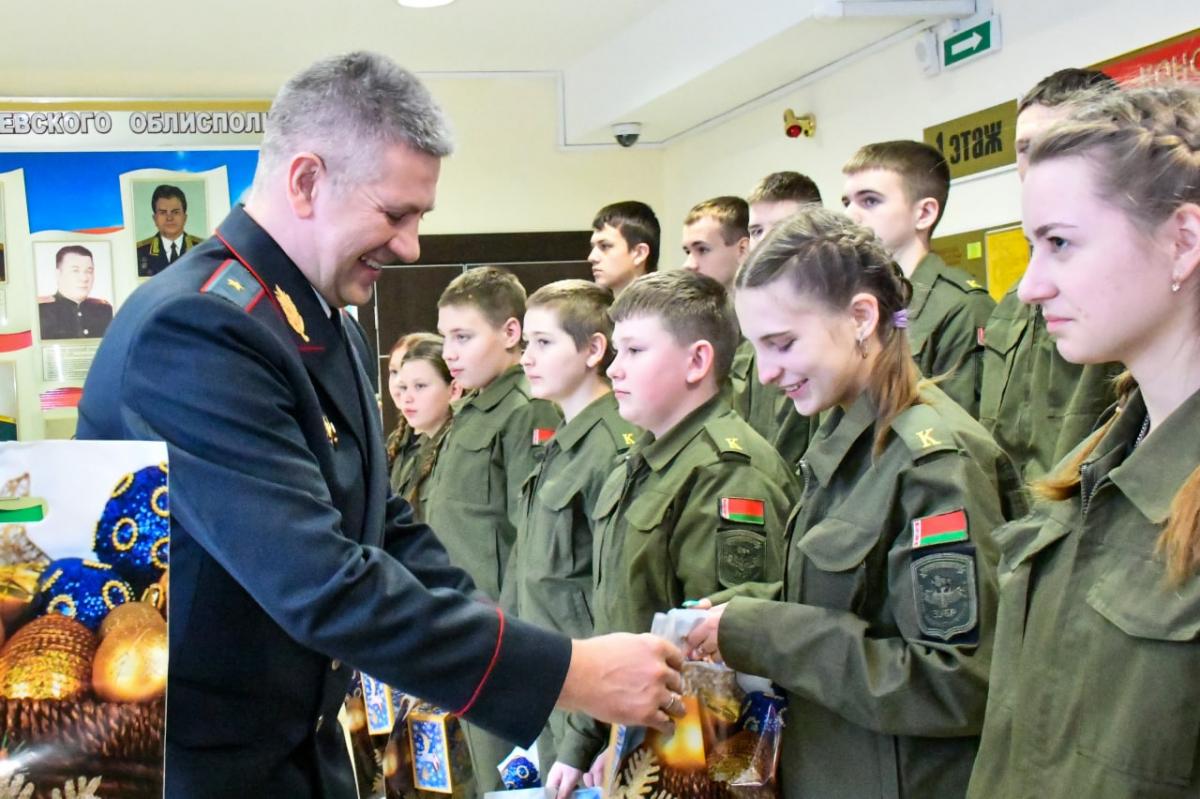 Начальник УВД поздравил воспитанников военно-патриотического клуба «Зубр» с новогодними праздниками