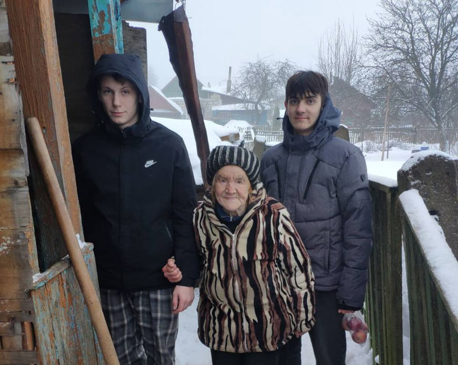 Молодежь Могилёва  помогает в расчистке снега пенсионерам