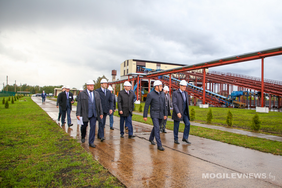 Министр энергетики Виктор Каранкевич и председатель Могилевского облисполкома Анатолий Исаченко посетили ОАО «Торфопредприятие Днепровское»