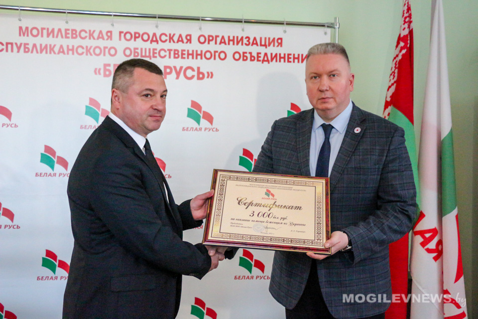 Александр Горошкин вручил сертификат на 3000 рублей Красному Кресту для оказания помощи беженцам из Украины. Фото. Видео