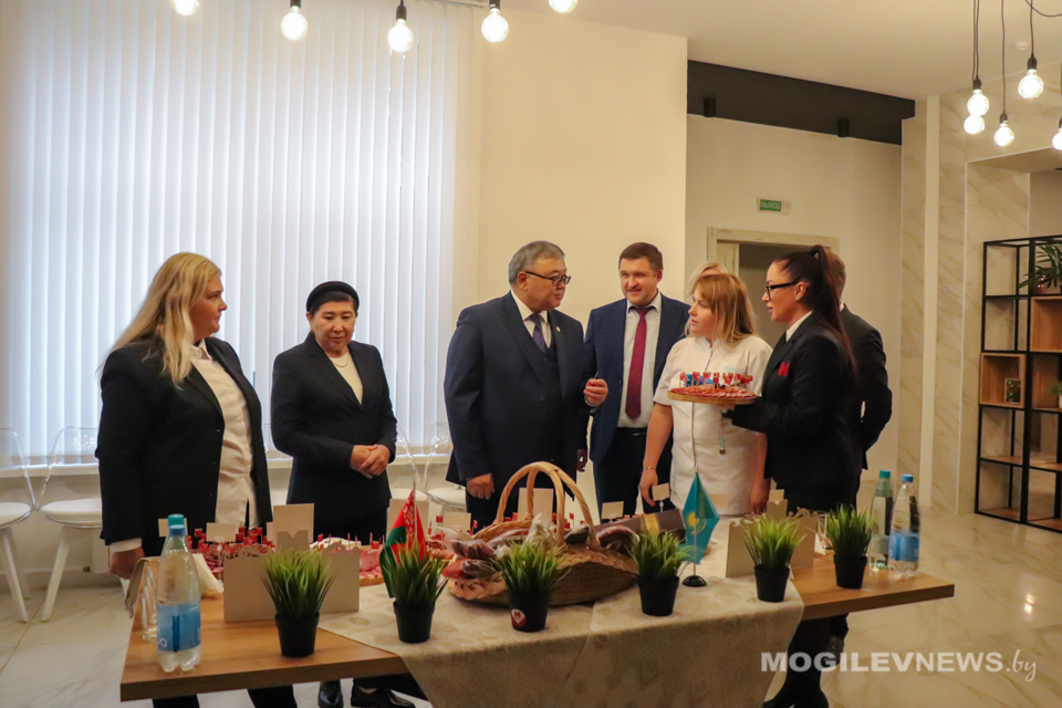 Посол Республики Казахстан посетил предприятия Могилева. Фото
