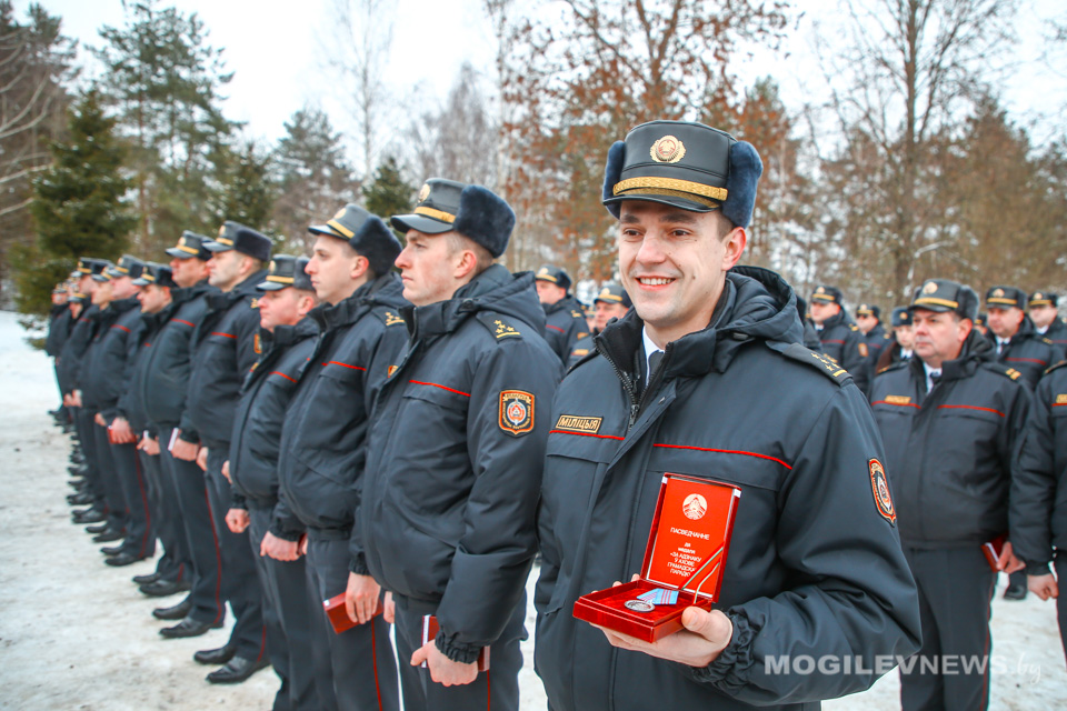 Более 100 стражей порядка получили награды из рук министра МВД. Фото