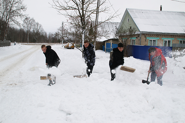 Ежегодно активисты БРСМ приходят на помощь ветеранам и одиноко проживающим людям