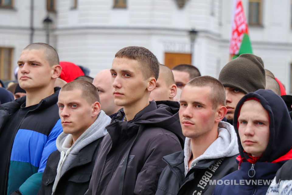 Порядка 150 призывников отправились на воинскую службу. Фото