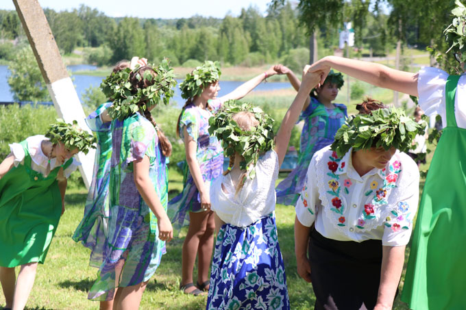 Жители агрогородка Андраны Мстиславского района провели народный обряд «Святая Троица»