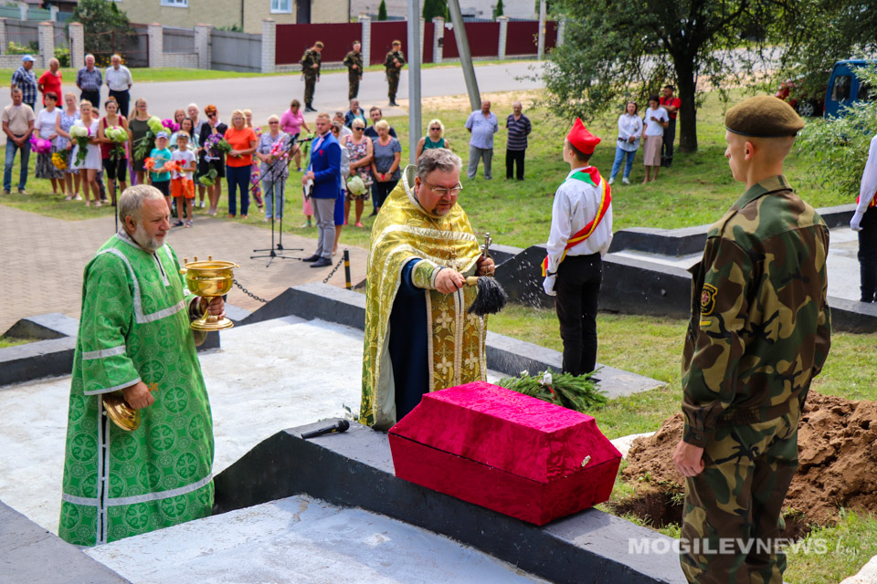 В Могилевском районе перезахоронили останки неизвестного солдата. Фото