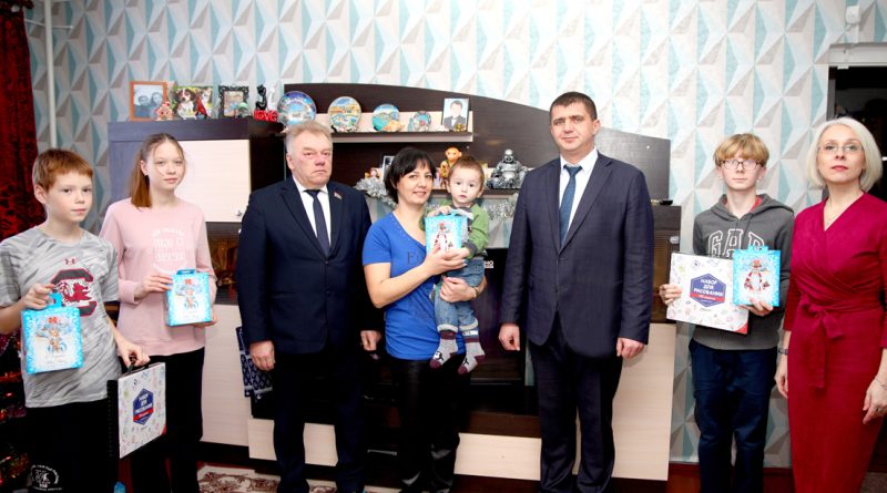 В рамках благотворительной акции «Наши дети» с Новым годом поздравили ребят из детского дома семейного типа в Климовичах