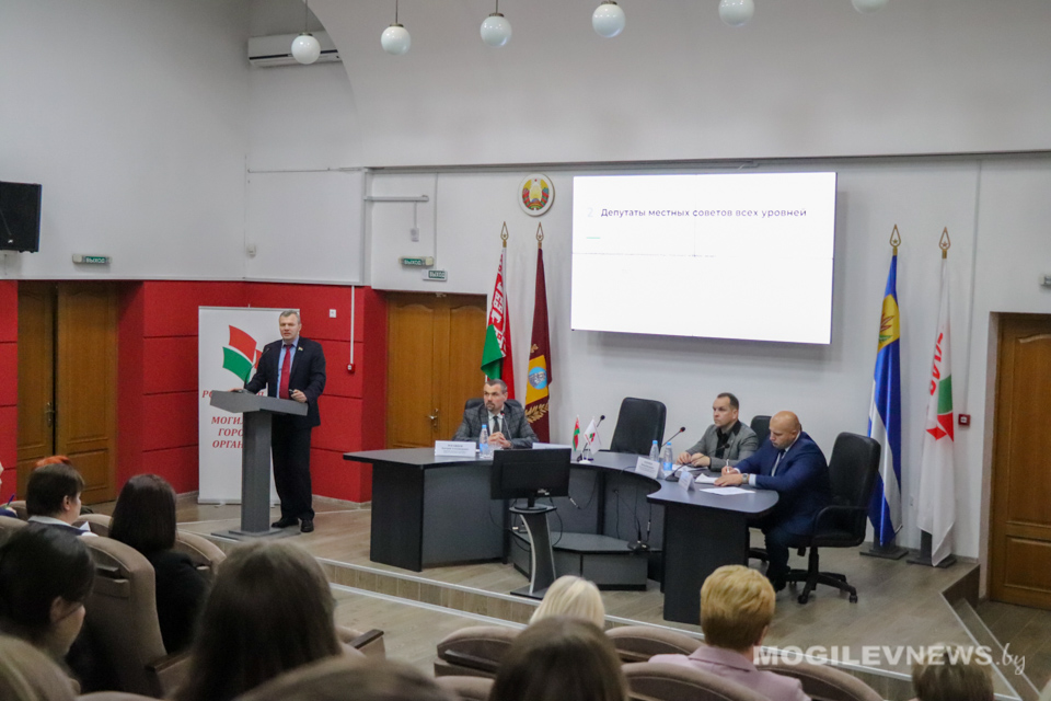 Председатель РОО «Белая Русь» Олег Романов встретился со студентами. Фото