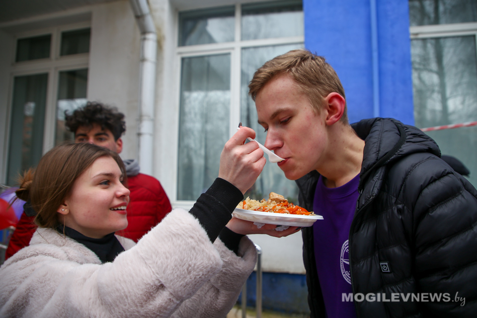Многонациональную масленицу отметили учащиеся БГУТ пловом и блинами. Фото