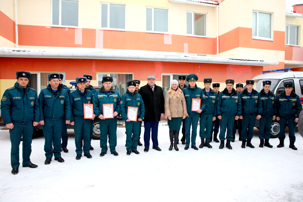 Председатель Климовичского райисполкома Михаил Демидов вручил благодарственные письма сотрудникам РОЧС