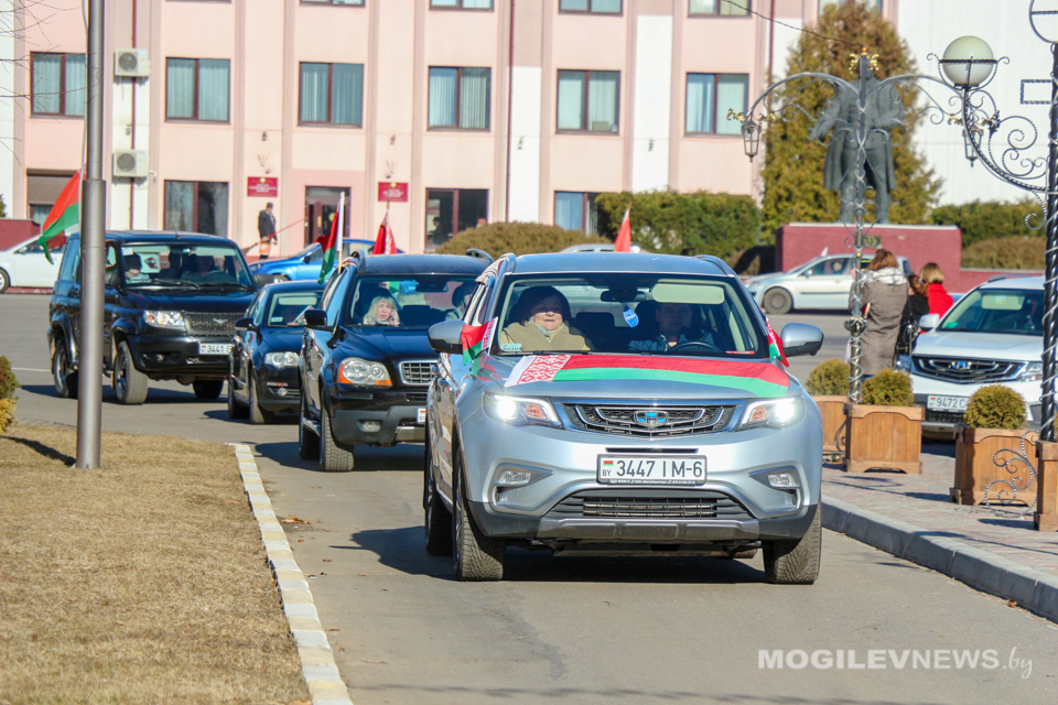 Республиканский автопробег «За единую Беларусь», посвященный дню памяти трагедии в Хатыни, из Кировска отправился в Минск. Фото