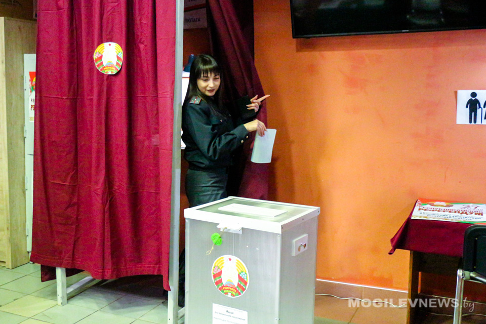 Сотрудники Октябрьского РОВД Могилева приняли участие в досрочном голосовании