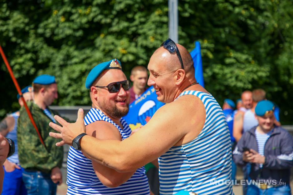 Лукашенко поздравил военнослужащих сил специальных операций с Днем десантников